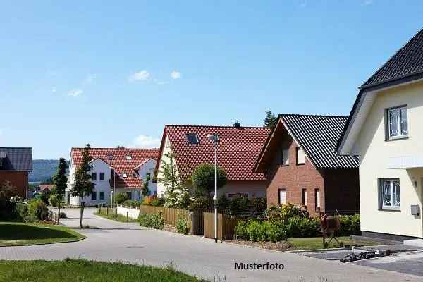 Einfamilienhaus nebst Garage, Schuppen und Gartenhaus