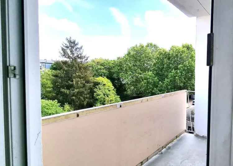 3-Zimmer-Wohnung in zentraler Lage mit Balkon und Einbauküche