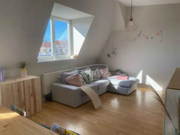 Miete 3,5 Zimmer Dachgeschosswohnung in Eimsbüttel mit Helligkeit und Charme