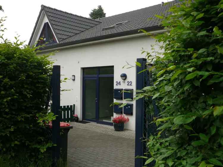 Freistehendes 4-Familien-Architektenhaus mit idyllischem Naturteich (inkl. 4 Garagen) in Niendorf