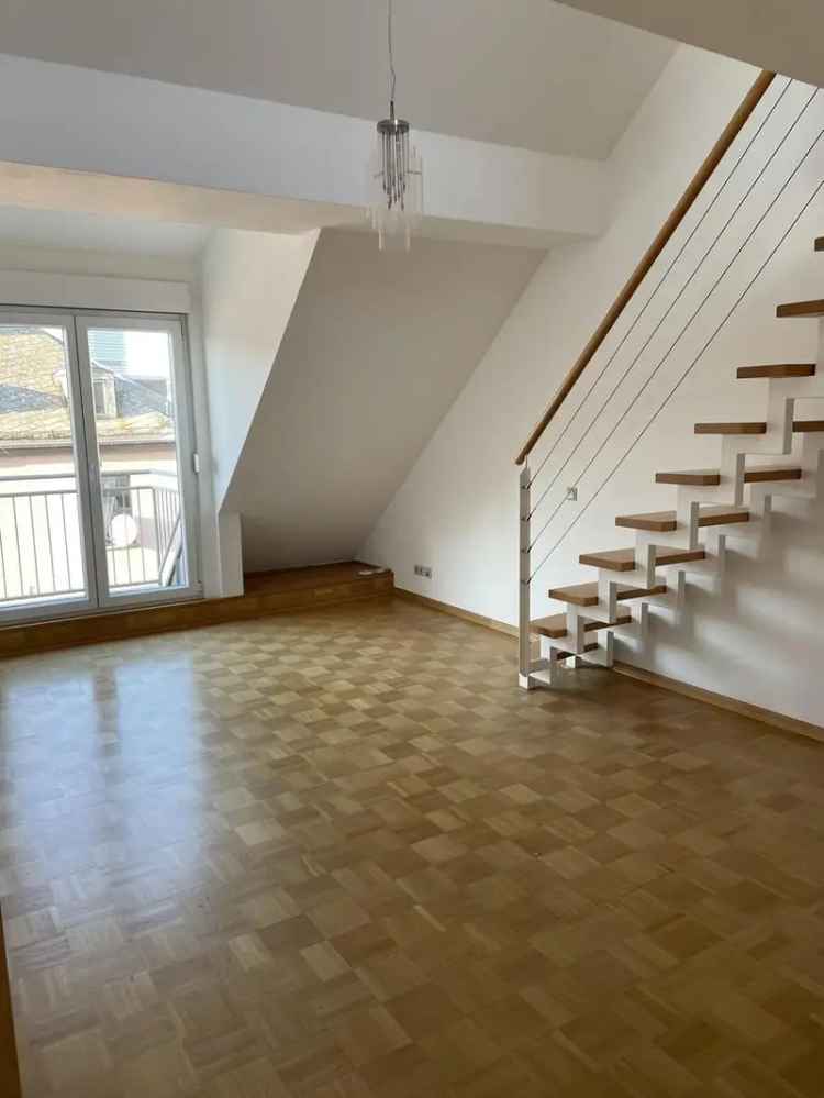 Leere, zentral gelegene Maisonette-Wohnung mit Dachterrasse und Skylineblick