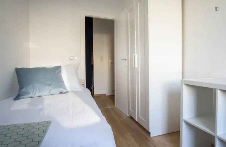 Einbettzimmer in 4-Schlafzimmer Wohnung