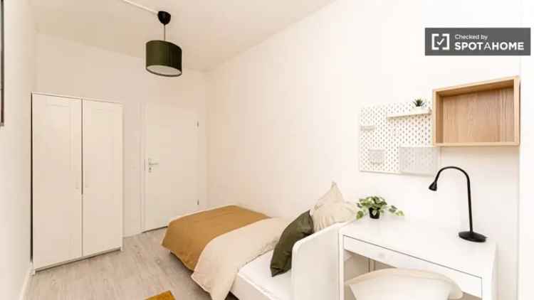 Zimmer zu vermieten in einer Wohnung mit 3 Schlafzimmern in Berlin