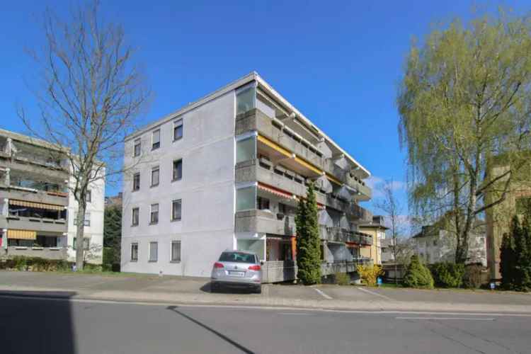 Großzügige 4,5-Zimmer-Wohnung mit Balkon und zwei Stellplätzen