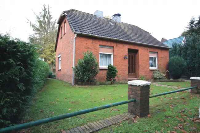 Großes Haus mit Garten und Garage in ruhiger Lage