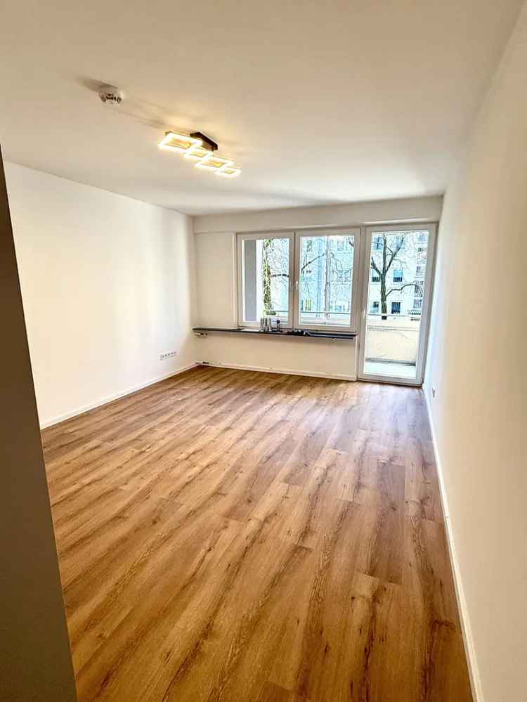 ***Topsaniert***3-Zimmer-Wohnung in Schwabing-West gegenüber Olympiapark mit EBK, auch WG-geeignet