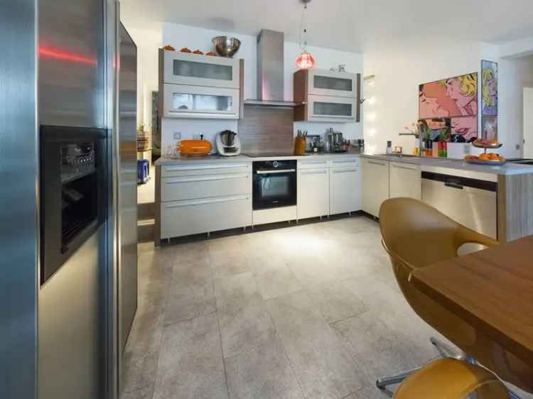 Schicke Wohnung mit tollem Grundriss, ruhig im Hinterhaus gelegen.