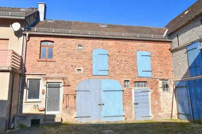 Wohnhaus mit Nebengebäuden auf großem Grund