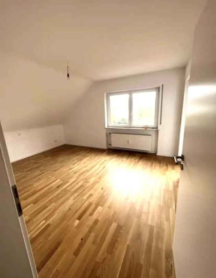 SANIERTES, VERMIETETES 4 FAMILIENHAUS MIT BALKONEN, 
3 EINZELGARAGEN, 5 STELLPLÄTZEN...