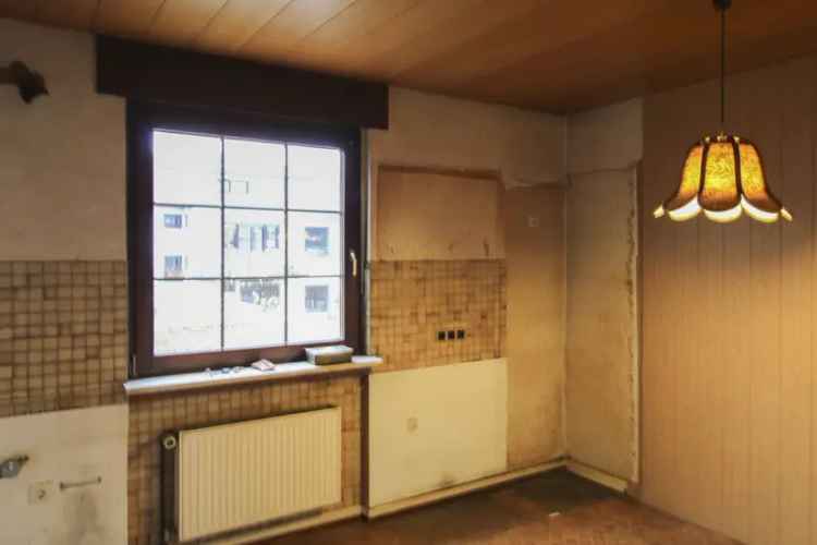 Sofort bezugsfreie, 3 Zimmer OG Wohnung + 1 ausgebautes DG Zimmer mit separatem WC, Garten + Garage 