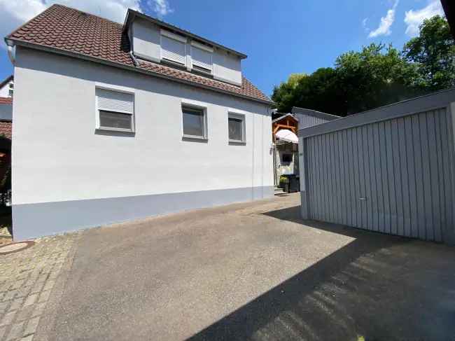 Kernsaniertes Einfamilienhaus (freistehend)  mit Halle, Garage und Kfz-Stellplätze