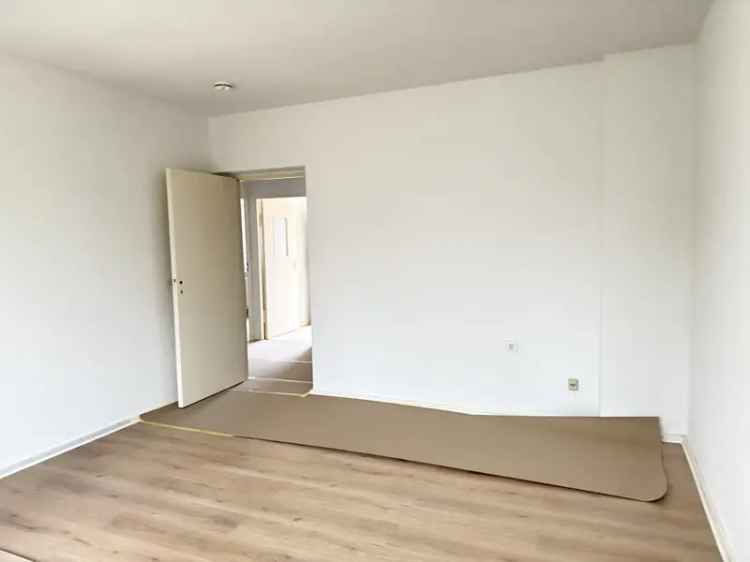 „Erstbezug nach Sanierung“, Helle Wohnung mit Balkon, unweit dem Volkspark Schönholzer Heide ***Laminat***