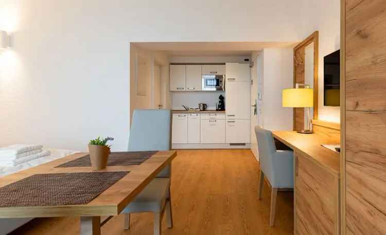 Luxuriöses Apartment in Düsseldorf mit grünem und braunen Ambiente