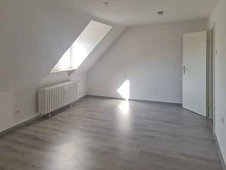 Renovierte 2-Zimmer-Wohnung im Dachgeschoss zu vermieten!