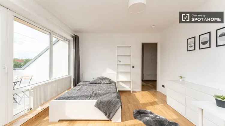 Zimmer zu vermieten in einer Wohnung mit 3 Schlafzimmern in Berlin