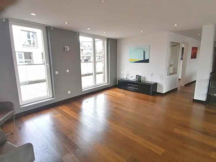 Provisionsfrei! Traumwohnung mit großer Dachterrasse in Mega-Lage!
