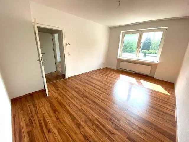 Ab sofort - Großzügige 2-Zimmer-Wohnung mit modernem Bad und Balkon