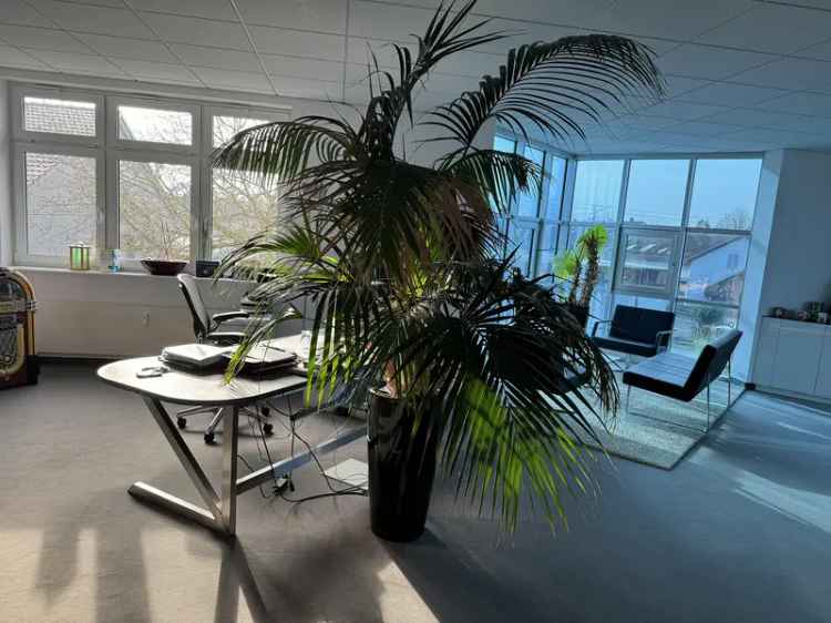 helles, modernes Büro in verkehrsgünstiger und dennoch ruhier Lage zu vermieten