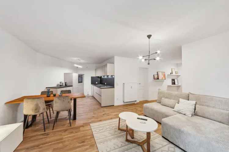 Exklusiv möblierte und renovierte Wohnung, EBK, Balkon und Tiefgaragenstellplatz