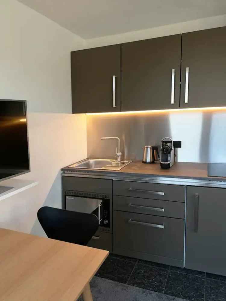 Luxus Apartment Düsseldorf moderne Küche Boxspringbett WLAN