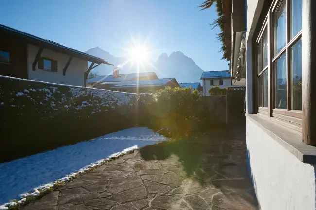 Ruhige EG-Wohnung mit 3 Zimmern und wunderbarem Bergblick inkl. Terrasse, Garten und TG-Stellplatz