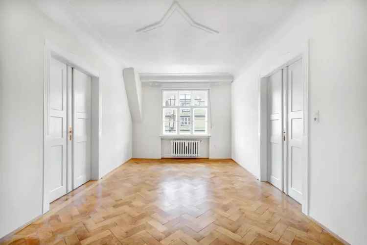 Luxuriöse Altbau-Wohnung in München mit großzügigen Räumen