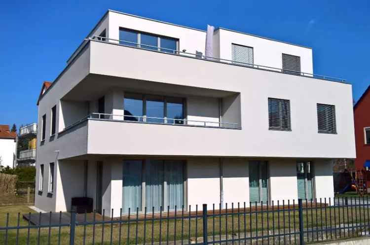 Penthouse kaufen in stilvoller Wohnung mit Balkon und Gartenbereich