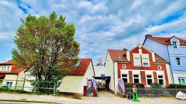 Wassergrundstück mit Einfamilienhaus, ausgebautem Nebengebäude & Bootshaus mit Hafen