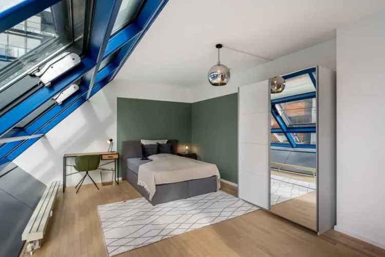 Mieten private wohnung Tiergarten Berlin mit moderner küche und großen Fenstern