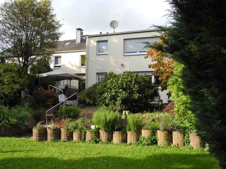 Zweifamilienhaus in Oberhausens Toplage: Wohnen & Arbeiten, Mehrgenerationenhaus oder Renditeobjekt