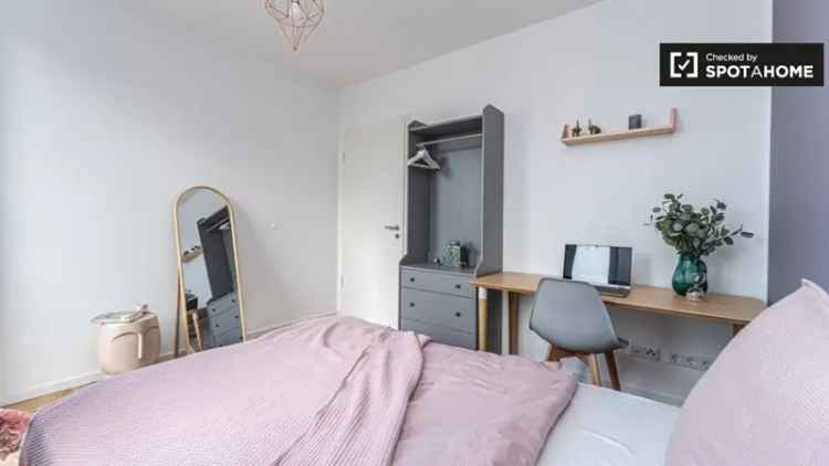 Zimmer zu vermieten in Wohnung mit 5 Schlafzimmern in Berlin
