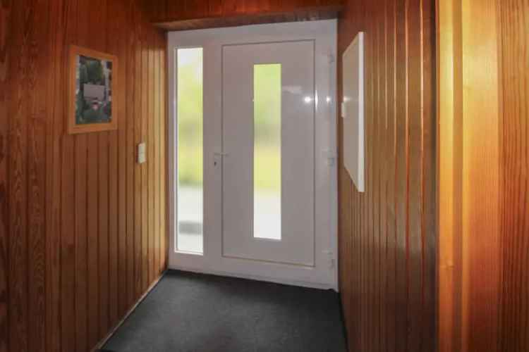 Viel Platz zum Wohlfühlen! Gepflegtes Einfamilienhaus mit Solarthermie und schönem Garten in Osloß