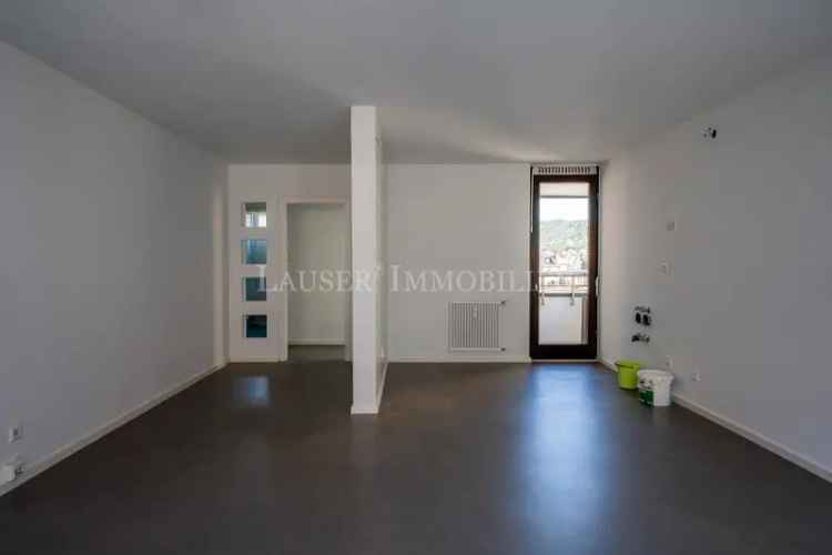 Modernisierte Zwei-Zimmer-Wohnung mit zwei Balkonen im angesagten Lehenviertel