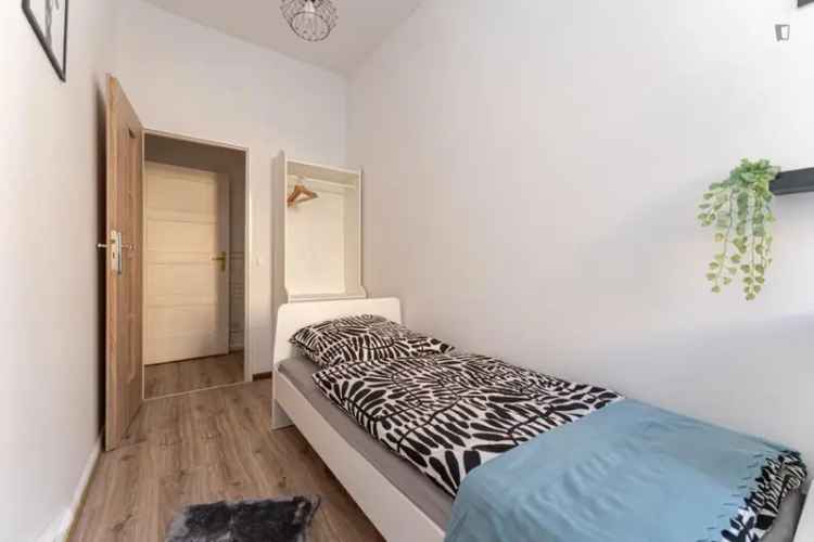 Einbettzimmer in 4-Schlafzimmer Wohnung