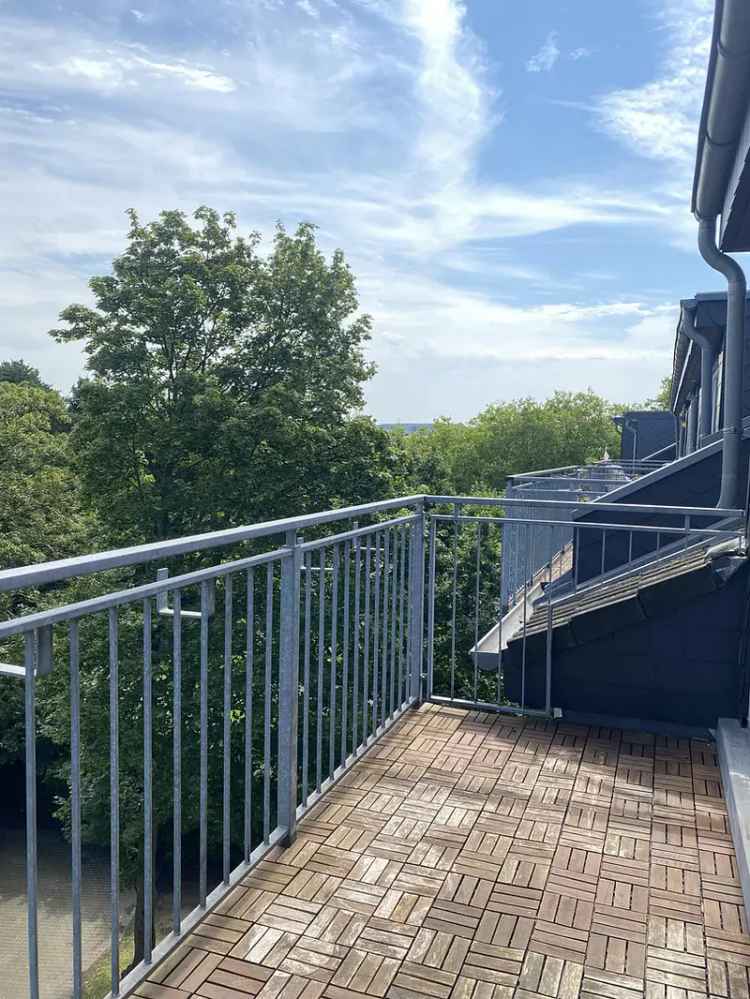 renovierte: Helle 2-Zimmer-Wohnung mit Balkon und traumhaftem Ausblick