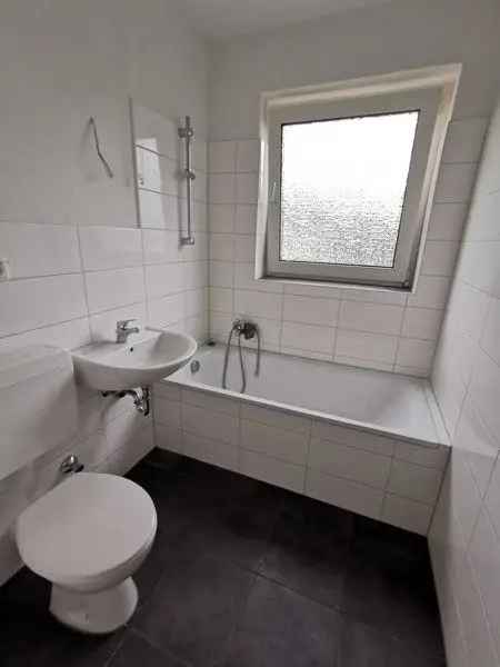 Ihre Chance - ideale 3,5-Zi.-Wohnung mit Balkon und moderner Küchenzeile
