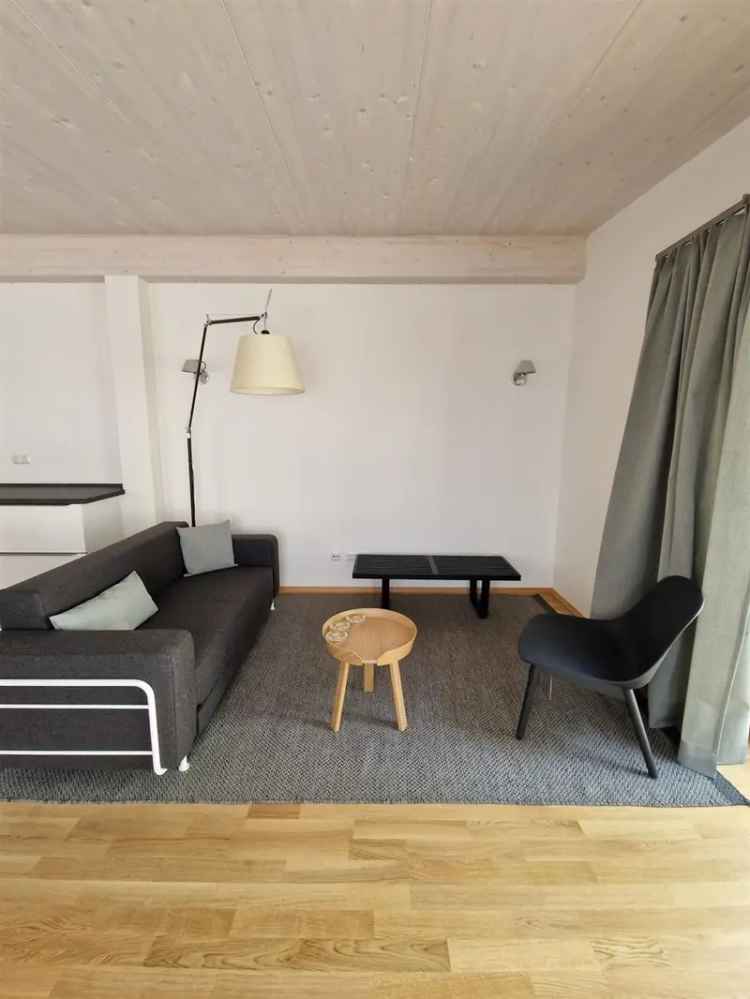 Ruhiges, möbliertes 2-Zimmer-Hinterhaus mit eigener Terrasse im beliebten Westend