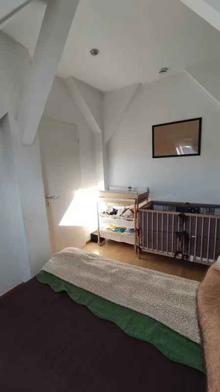 Mieten Dachgeschosswohnung in Neukölln mit zwei Zimmern und Einbauküche