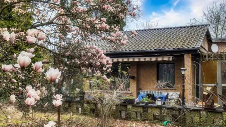 Bungalow und Garage auf großem Grundstück in Berlin-Karow