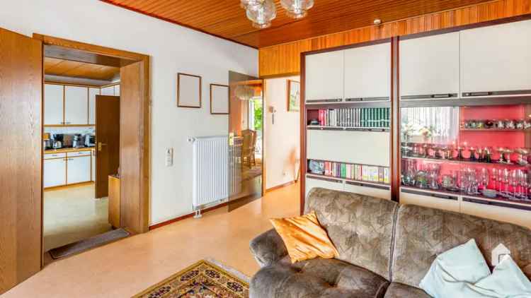 Reihenmittelhaus mit großem Garten 8 Zimmer Renovierungsobjekt