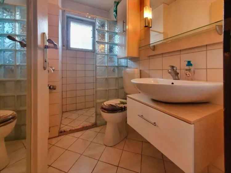 Ruhige 2-Zimmer-ETW mit Südterrasse + eigenem Garten + Garagenstellplatz – bezugsfrei!