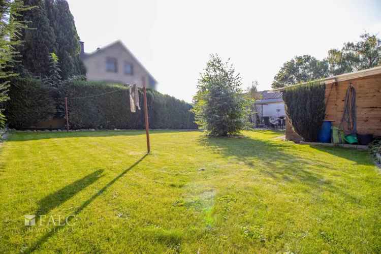 Großes Einfamilienhaus mit Garten und Nebengebäuden