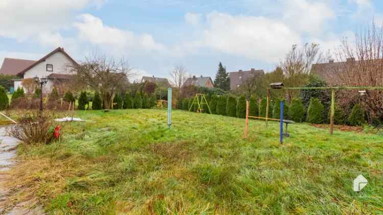 Erbbaurecht: Charmantes Zweifamilienhaus in Idylle mit großem Garten und Garage 