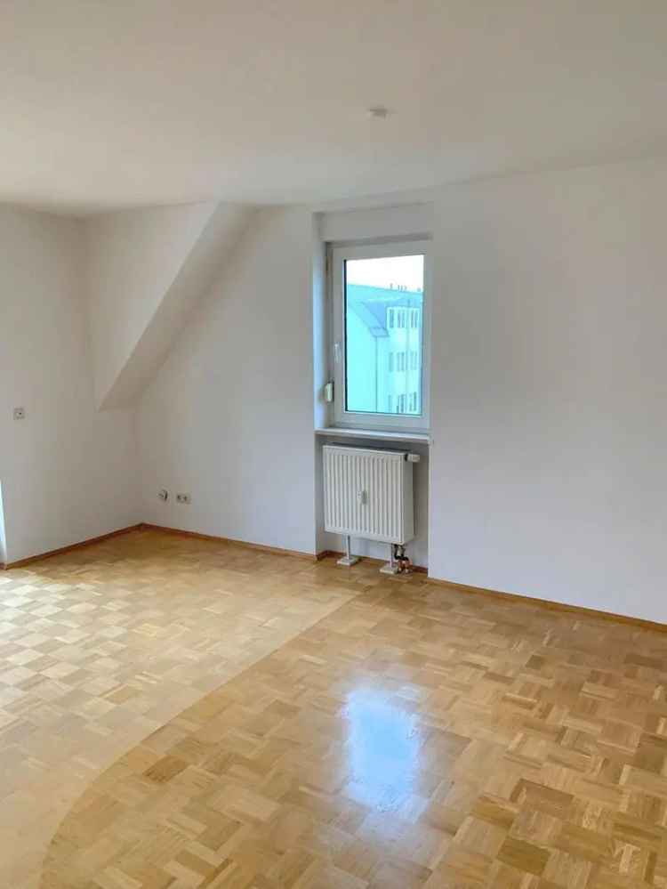 Schöne, gepflegte, helle 3-Zimmer Dachgeschosswohnung mit 2 Balkonen und Stellplatz