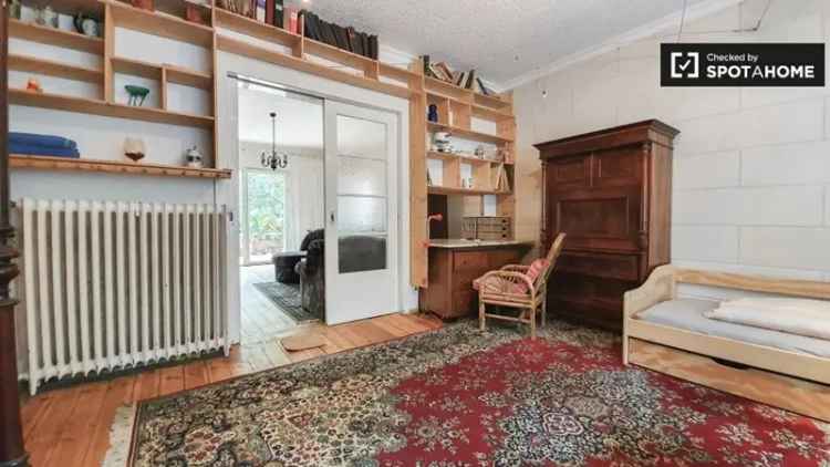 Einladendes Zimmer in 3-Zimmer-Wohnung in Lichtenberg, Berlin