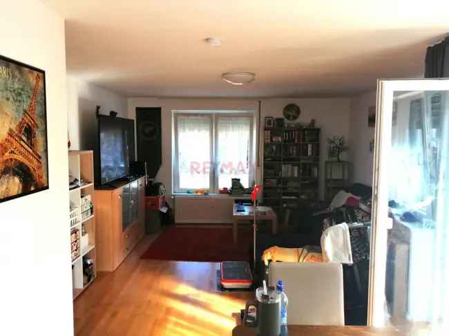 Sanierte 1. OG Wohnung im 3FH mit Balkon, Garten und Stellplatz!