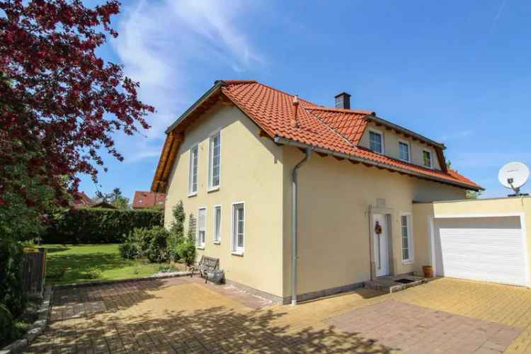 Gepflegtes 5-Zimmer-Zuhause mit Garten, Garage und 2 Freistellplätzen