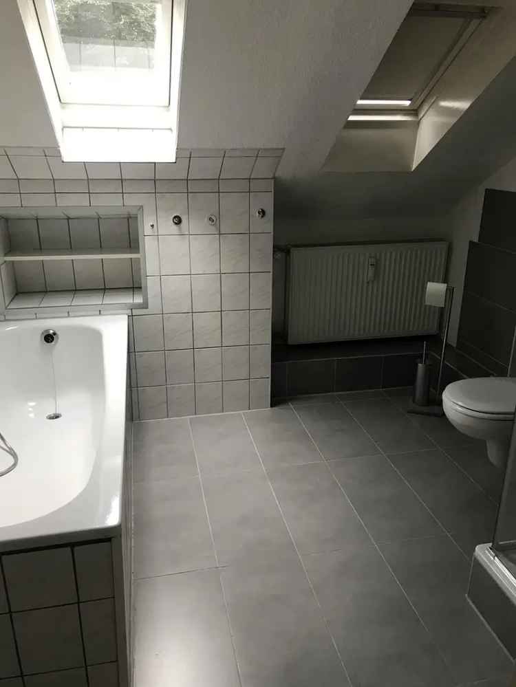 Schöne 3-Zimmer-Wohnung, Einbauküche, Gartenmitbenutzung, 73 qm, Wuppertal - Ronsdorf