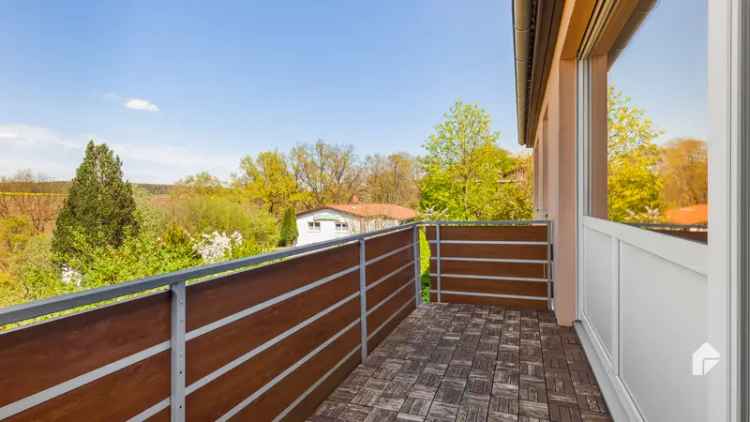 Großzügige 4-Zimmer-Wohnung mit Balkon, Garage mit Dachterrasse, in schöner Lage