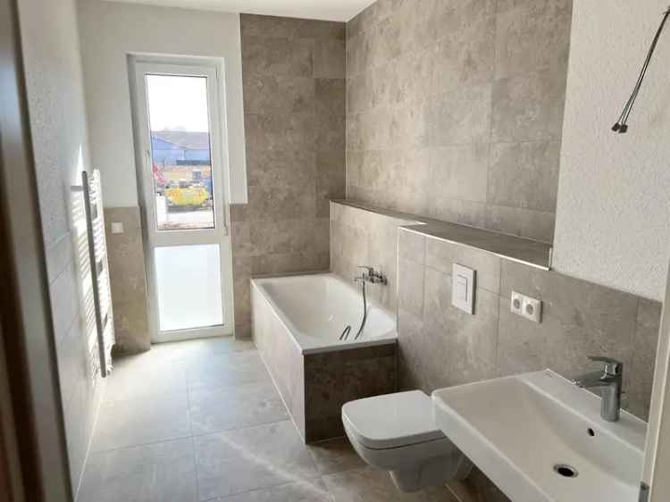 **ERSTBEZUG** moderne 3-Zi.-Whg., 2 exklusive Bäder, Balkon, Aufzug & TG-Stellplatz (Wallbox Option)
